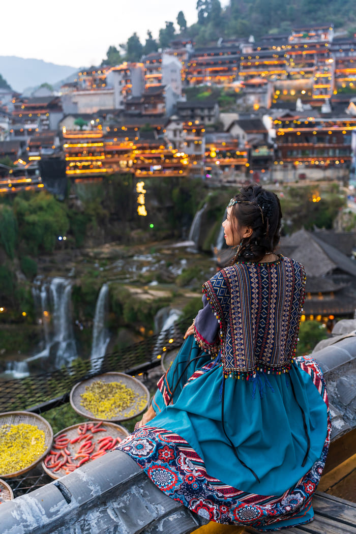 Mujer mirando hacia la Ciudad de Lijiang