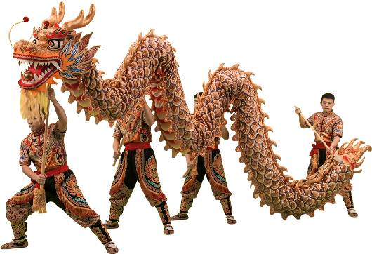 Marioneta de dragon chino sostenida por cuatro hombres
