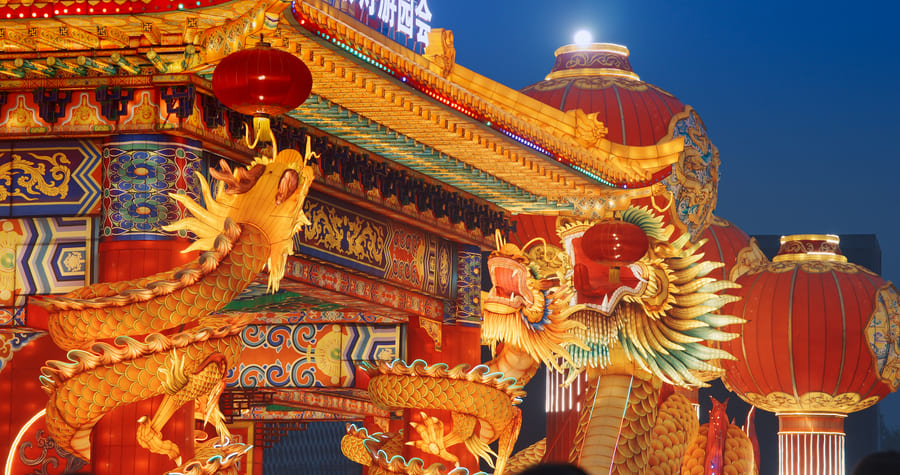 Templo Chino de color dorado y rojo con dragones en las columnas