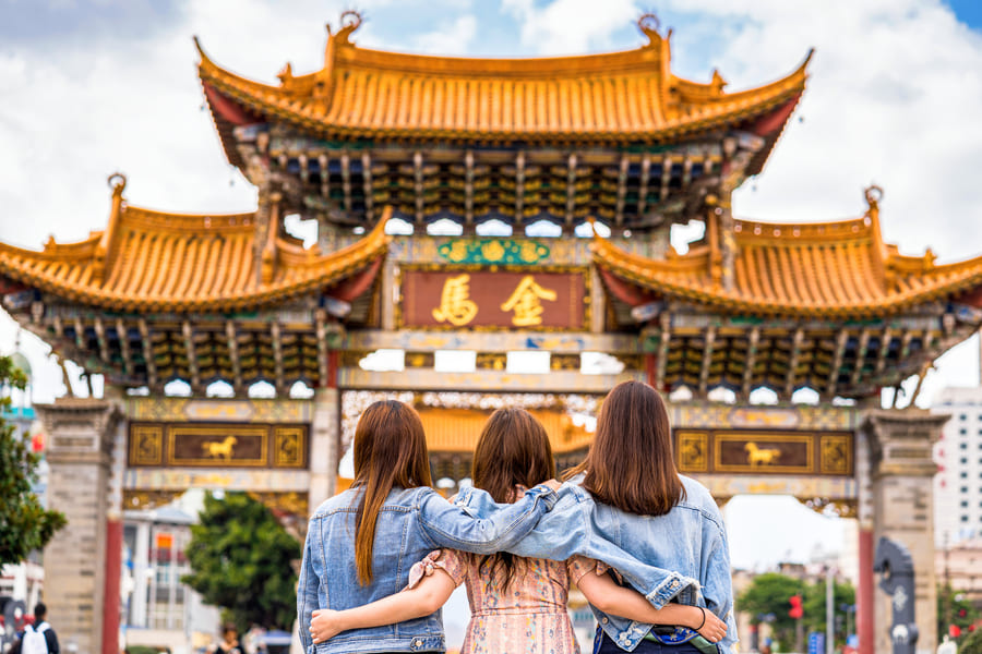Familia visitando un templo Chino